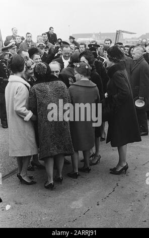 Parents-en-droit et 2 soeurs de Don Carlos à Schiphol, la famille royale était présente pour accueillir, la princesse Margriet Coast Prince Xavier, le père de Carel Hugo Date: 10 février 1964 lieu: Noord-Holland, mots clés: Maison royale, engagements, aéroports Nom personnel: Irene, princesse Schiphol, Xavier, prince of Spain Banque D'Images