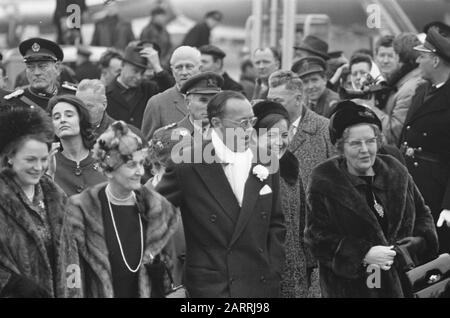 Parents en droit et 2 soeurs de Don Carlos à Schiphol, arrivée à Schiphol Date: 10 février 1964 lieu: Noord-Holland, Schiphol mots clés: Arrivées, princesses Nom personnel: Don Carlos Banque D'Images