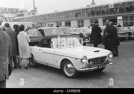 Parents en droit et 2 soeurs de Don Carlos à Schiphol, arrivée à Schiphol Date: 10 février 1964 lieu: Noord-Holland, Schiphol mots clés: Arrivées, princesses Nom personnel: Don Carlos Banque D'Images