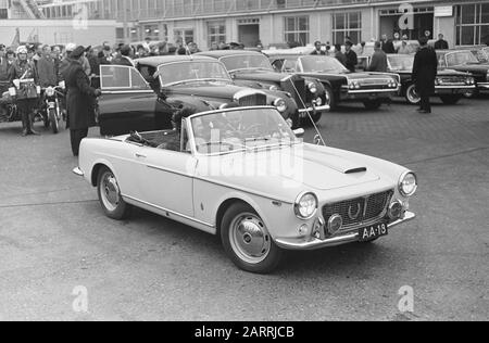 Parents en droit et 2 soeurs de Don Carlos à Schiphol, princesse Irene et Prins Carlos en voiture à Schiphol Date: 10 février 1964 lieu: Noord-Holland, Schiphol mots clés: Princesses Nom personnel: Carlos, prince, Don Carlos, Irene, princesse Banque D'Images