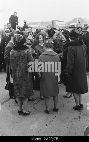 Parents-en-droit et 2 soeurs de Don Carlos à Schiphol, v.l.n.n. Prince Carel Hugo, Princesse Irene, Dona Magdalena (mère de Prince Hugo), Prince Xavier (père de Prince Carel Hugo) Date : 10 février 1964 lieu : Noord-Holland, Schiphol mots clés : Maison Royale, princesses, princesses, engagements, aéroports Nom personnel : Carlos Hugo, prince, Irene, princesse, Magdalena Dona, Xavier, prince d'Espagne Banque D'Images