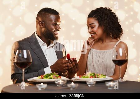 Beau homme noir faisant la proposition de mariage à sa belle femme Banque D'Images