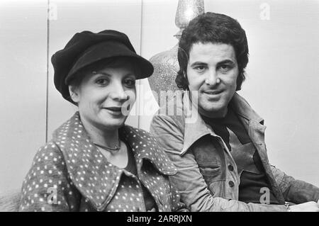 Arrivée du chanteur David-Alexandre Winter et fiancée Seda Aznavour Seda Aznavour (l) en David-Alexandre Winter Date: 30 mars 1971 lieu: Noord-Holland, Schiphol mots clés: Arrivées, portraits, aéroports, chanteurs Nom personnel: Aznavour, Seda, Winter, David-Alexandre Banque D'Images