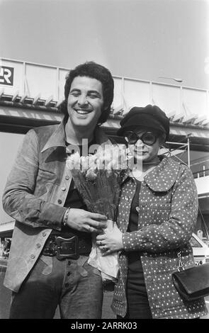 Arrivée du chanteur David-Alexandre Winter et fiancée Seda Aznavour Seda Aznavour (r) en David-Alexandre Winter with flowers Date: 30 mars 1971 lieu: Noord-Holland, Schiphol mots clés: Arrivées, arrivées, etc fleurs, aéroports, chanteurs Nom personnel: Aznavour, Seda, Winter, David-Alexandre Banque D'Images