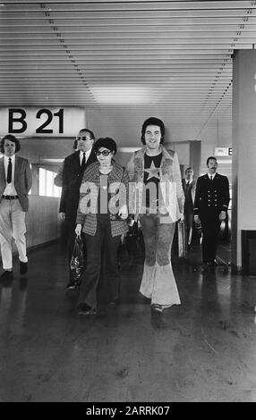 Arrivée du chanteur David-Alexandre Winter et fiancée Seda Aznavour Seda Aznavour (l) et David-Alexandre Winter Date: 30 mars 1971 lieu: Noord-Holland, Schiphol mots clés: Arrivées, aéroports, chanteurs Nom personnel: Aznavour, Seda, Winter, David-Alexandre Banque D'Images