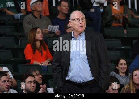 Coral Gables, Floride, États-Unis. 28 janvier 2020. L'entraîneur-chef Jim Larraga en action pendant le match de basket-ball de la NCAA entre les Hurricanes de Miami et les Hokies Tech de Virginie à Coral Gables, en Floride. Les ouragans ont vaincu les Hokies 71-61. Crédit: Csm/Alay Live News Banque D'Images