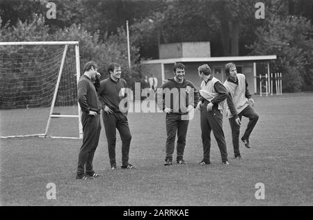 Sélection de trains d'équipe néerlandais dans le centre KNVB, Zeist pour le match contre la Yougoslavie; date de formation: 6 octobre 1970 lieu: Yougoslavie, Zeist mots clés: Sport, football Nom de l'institution: Nederlands Elftal Banque D'Images