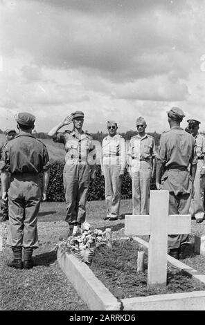 Adieu au bataillon Infantry 2-6 de la Brigade du tigre à l'Aloon à Salatiga [+ Mémorial Honoraire Tjandi Semarang] Semarang: Sur le terrain de l'honneur Tillemaplein à Semarang commémoré 2-6 RI qui va rentrer chez lui, ses morts. [Au milieu du major général J.K. Meyer (cdt. Division B, et Colonel D.R.A. de Langen, cdt. T-Brigade] Annotation : depuis 1967, il s'agit du Candi honoraire. Dans un article de journal La locomotive du 16-4-1948 le champ d'honneur est aussi appelé Tjandi Date: 16 avril 1948 lieu: Indonésie, Hollandais East Indies, Semarang Banque D'Images