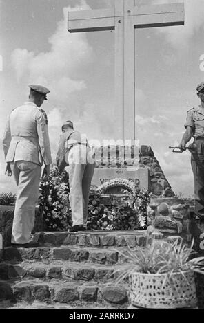 Adieu au bataillon Infantry 2-6 de la Brigade du tigre à l'Aloon à Salatiga [+ Mémorial Honoraire Tjandi Semarang] Semarang: Sur le terrain de l'honneur Tillemaplein à Semarang commémoré 2-6 RI qui va rentrer chez lui, ses morts. [Le Commandant de la Division, le Colonel Meyer, établit une couronne] Annotation : depuis 1967, elle s'appelle Candi honoraire. Dans un article de journal La locomotive du 16-4-1948 le champ d'honneur est aussi appelé Tjandi Date: 16 avril 1948 lieu: Indonésie, Hollandais East Indies, Semarang Banque D'Images