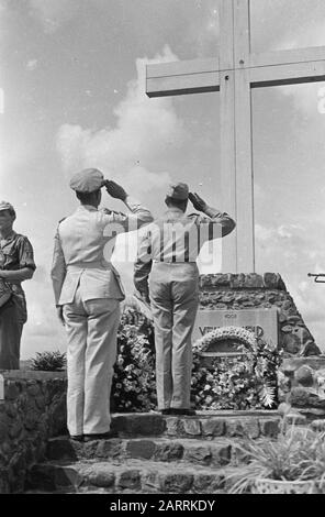 Adieu au bataillon Infantry 2-6 de la Brigade du tigre à l'Aloon à Salatiga [+ Mémorial Honoraire Tjandi Semarang] Semarang: Sur le terrain de l'honneur Tillemaplein à Semarang commémoré 2-6 RI qui va rentrer chez lui, ses morts. [Commandant de la division Colonel Meyer greets] Annotation : depuis 1967, il s'agit du Candi honoraire. Dans un article de journal La locomotive du 16-4-1948 le champ d'honneur est aussi appelé Tjandi Date: 16 avril 1948 lieu: Indonésie, Hollandais East Indies, Semarang Banque D'Images