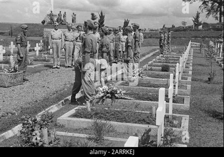 Adieu au bataillon Infantry 2-6 de la Brigade du tigre à l'Aloon à Salatiga [+ Mémorial Honoraire Tjandi Semarang] Semarang: Sur le terrain de l'honneur Tillemaplein à Semarang commémoré 2-6 RI qui va rentrer chez lui, ses morts. Annotation : depuis 1967, il s'agit du champ honoraire Candi. Dans un article de journal La locomotive du 16-4-1948 le champ d'honneur est aussi appelé Tjandi Date: 16 avril 1948 lieu: Indonésie, Hollandais East Indies, Semarang Banque D'Images