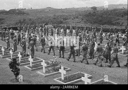 Adieu au bataillon Infantry 2-6 de la Brigade du tigre à l'Aloon à Salatiga [+ Mémorial Honoraire Tjandi Semarang] Semarang: Sur le terrain de l'honneur Tillemaplein à Semarang commémoré 2-6 RI qui va rentrer chez lui, ses morts. Une dernière visite des tombes de ceux qui seront laissés ici. Annotation : depuis 1967, il s'agit du champ honoraire Candi. Dans un article de journal La locomotive du 16-4-1948 le champ d'honneur est aussi appelé Tjandi Date: 16 avril 1948 lieu: Indonésie, Hollandais East Indies, Semarang Banque D'Images