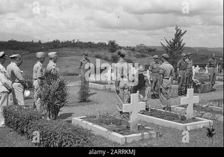 Adieu au bataillon Infantry 2-6 de la Brigade du tigre à l'Aloon à Salatiga [+ Mémorial Honoraire Tjandi Semarang] Semarang: Sur le terrain de l'honneur Tillemaplein à Semarang commémoré 2-6 RI qui va rentrer chez lui, ses morts. [Parmi les participants figurent : le Commandant de la Division Colonel Meyer, la Recomba P.H. Angenent, Commandant de la T-Brigade Colonel Van Langen] Annotation : depuis 1967, il s'agit du candi de campagne honoraire. Dans un article de journal La locomotive du 16-4-1948 le champ d'honneur est aussi appelé Tjandi Date: 16 avril 1948 lieu: Indonésie, Hollandais East Indies, Semarang Banque D'Images