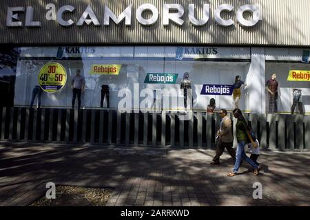 Valencia, Carabobo, Venezuela. 29 janvier 2020. 29 Janvier 2020. Les affiches de vente utilisent certains magasins tentent d'attirer l'attention des acheteurs, alors que les prix sont fixés en dollars compte tenu de la fluctuation constante de la devise étrangère et de l'inflation subie par le pays sud-américain. Les commerçants utilisent les pages de prix en dollars sur les marchés parallèles comme référence et non celle établie par la banque centrale du Venezuela. Photo: Juan Carlos Hernandez Crédit: Juan Carlos Hernandez/Zuma Wire/Alay Live News Banque D'Images