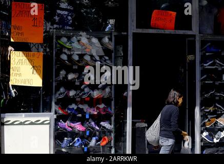 Valencia, Carabobo, Venezuela. 29 janvier 2020. 29 Janvier 2020. Les affiches de vente utilisent certains magasins tentent d'attirer l'attention des acheteurs, alors que les prix sont fixés en dollars compte tenu de la fluctuation constante de la devise étrangère et de l'inflation subie par le pays sud-américain. Les commerçants utilisent les pages de prix en dollars sur les marchés parallèles comme référence et non celle établie par la banque centrale du Venezuela. Photo: Juan Carlos Hernandez Crédit: Juan Carlos Hernandez/Zuma Wire/Alay Live News Banque D'Images