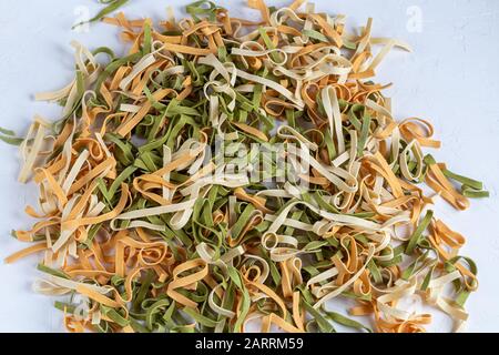 Pâtes, légumes, herbes et épices, huile d'olive, ingrédients pour la cuisine italienne sur fond blanc. Espace de copie Banque D'Images