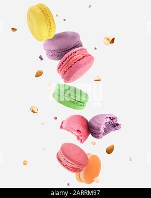 Chute de délicieux macarons sur fond blanc Banque D'Images