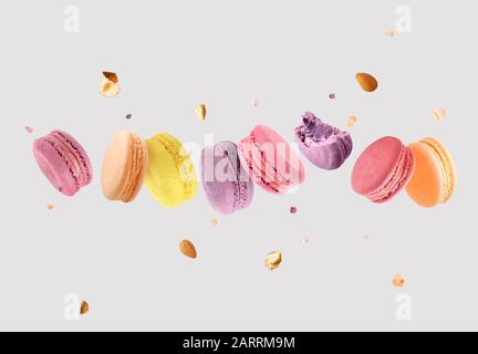 Chute de délicieux macarons sur fond clair Banque D'Images