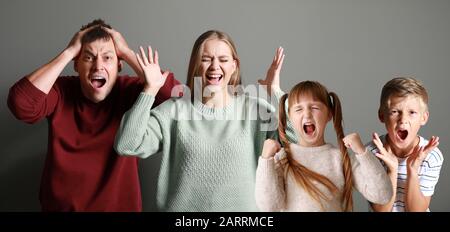 Portrait de la famille en colère sur fond gris Banque D'Images