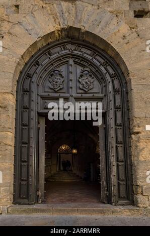 Porte d'entrée du Palazzo dei Priori à Volterra Banque D'Images