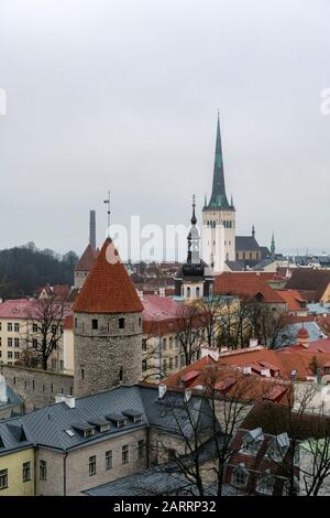 Vue imprenable sur la vieille ville en hiver, Tallinn, Estonie Banque D'Images