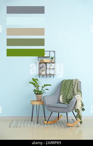 Intérieur d'une chambre moderne lumineuse avec des plantes et un fauteuil. Différents motifs de couleur Banque D'Images