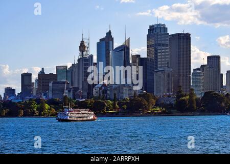 Sydney, Nouvelle-Galles du Sud, Australie - 29 octobre 2017 : bateau à vapeur rétro en face de la ville avec gratte-ciel, hôtels et immeubles de bureaux Banque D'Images