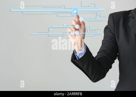 Femme d'affaires scannant l'empreinte digitale pour entrer dans le système de sécurité contre fond gris. Concept de protection des données Banque D'Images