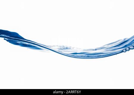 Onde d'eau en forme de U avec peu de bulles sur le fond blanc Banque D'Images