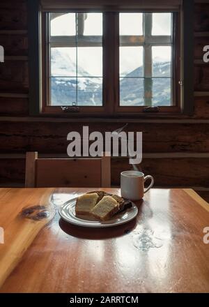 On y sert du pain de tranche avec un espresso chaud dans une tasse dans un pavillon en bois du parc national Banque D'Images