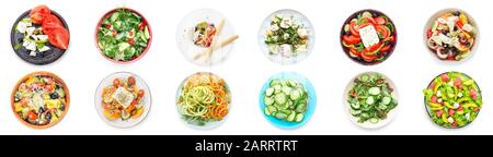 Ensemble de différentes salades savoureuses sur fond blanc Banque D'Images