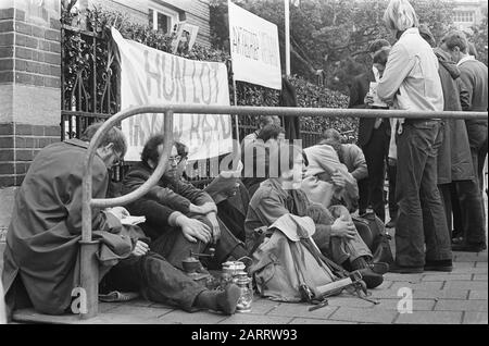 Asseyez-vous au consulat américain. Date : 15 septembre 1967 mots clés : consulats, participants, bannières Banque D'Images