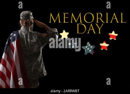 Salant femme soldat avec drapeau des États-Unis et texte MEMORIAL DAY sur fond sombre Banque D'Images