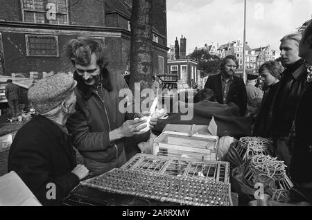 Marché Des Oiseaux À Noordermarkt À Amsterdam Date : 28 Octobre 1974 Lieu : Amsterdam, Noord-Holland Mots Clés : Marchés Des Oiseaux Banque D'Images