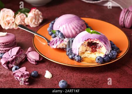 Assiette avec dessert aux bleuets sur la table Banque D'Images