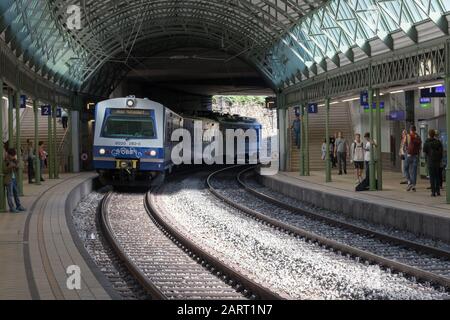 Vienne, Autriche - 3 septembre 2019: Les gens qui attendent à la plate-forme de métro pour le train arrivent Banque D'Images