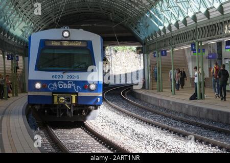 Vienne, Autriche - 3 Septembre 2019 : Métro Arrivant À La Station De Métro Oberdöbling À Vienne Banque D'Images