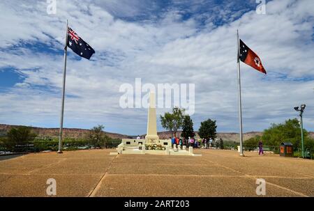 Alice Springs, territoire du Nord, Australie - 16 novembre 2017 : personnes non identifiées sur le mémorial d'Anzac avec drapeaux de l'Australie et du territoire du Nord Banque D'Images