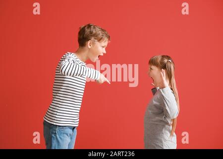 Portrait des enfants en quadrature sur fond couleur Banque D'Images