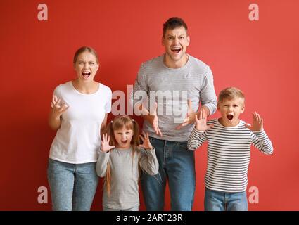 Portrait de la famille en colère sur fond couleur Banque D'Images