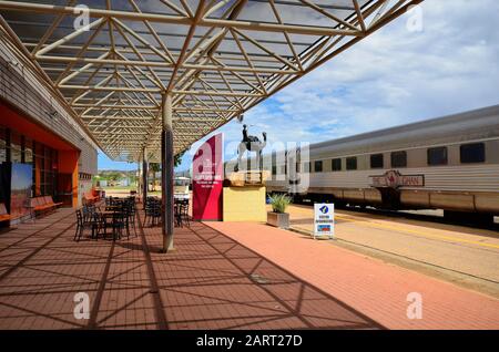 Alice Springs, territoire du Nord, Australie - 16 novembre 2017 : gare du Ghan à Alice Springs, train entre Adélaïde et Darwin à travers l'Australie Banque D'Images