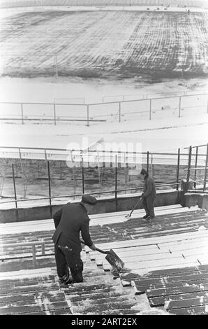 Le déneigement dans les stands du stade olympique est sans neige Date : 11 février 1969 mots clés : CLEATIONS de neige, stades, STRIPNES, Sans Neige Banque D'Images