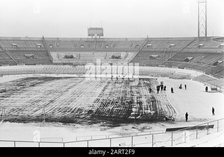 Le déneigement dans le champ du stade olympique est en grande partie propre Date: 11 février 1969 mots clés: NETTOYAGE de la neige, stades Banque D'Images