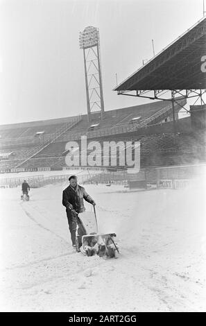 Déneigement au stade olympique avec un petit souffleur de neige au travail Date : 11 février 1969 mots clés : CLEATIONS de neige, stades Banque D'Images