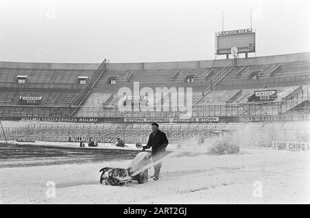 Déneigement au stade olympique avec un petit souffleur de neige au travail Date : 11 février 1969 mots clés : CLEATIONS de neige, stades Banque D'Images