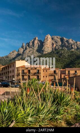 Hôtels au bord de l'eau de la ville, Capo d'Orto au-dessus de Porto, Corse-du-Sud, Corse, France Banque D'Images