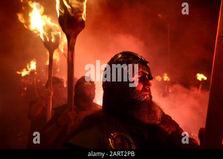 L'escouade Guizar Jarl a fait marche avant la combustion de la galère pendant le Up Helly Aa 2020 à Lerwick. Banque D'Images