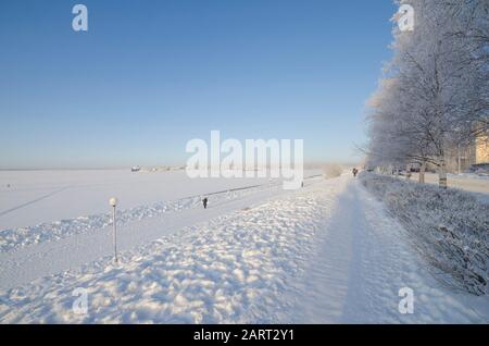 Remblai de la Dvina du Nord à Arkhangelsk. Jour d'hiver glacial Banque D'Images