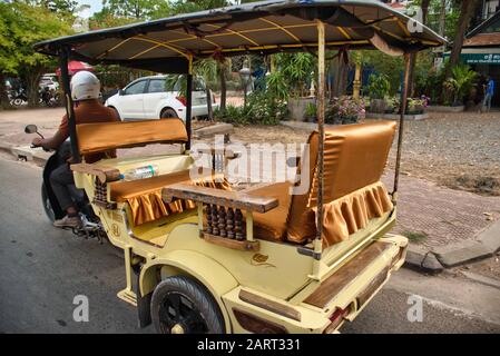 Siem Reap, Cambodge, 12.18.2019: Vue intérieure d'une moto traditionnelle Tuk Tuk taxi, un transport populaire à Siem Reap Banque D'Images