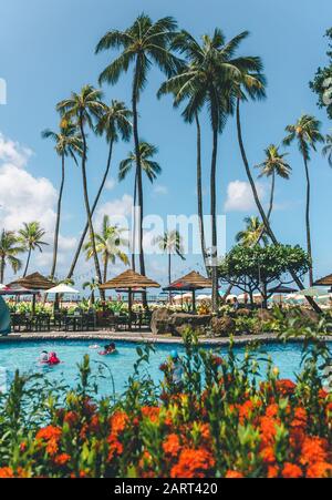Piscine du complexe de la plage d'Hawaï Banque D'Images